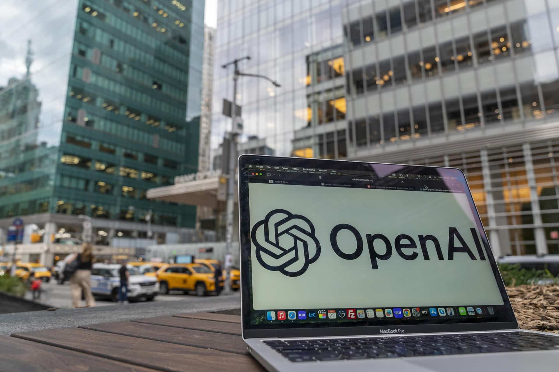 Fotografía de archivo de un computador con el logo de OpenAI, en Nueva York (Estados Unidos). EFE/ Angel Colmenares