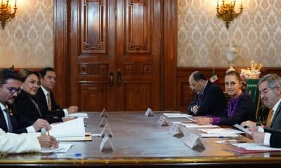 Fotografía cedida por la Presidencia de México, de la mandataria mexicana Claudia Sheinbaum (c-d) y la presidenta de Honduras, Xiomara Castro (c-i) durante una reunión de trabajo este martes en el Palacio Nacional en Ciudad de México (México). EFE/ Presidencia de México /SOLO USO EDITORIAL/ NO VENTAS/ SOLO DISPONIBLE PARA ILUSTRAR LA NOTICIA QUE ACOMPAÑA (CRÉDITO OBLIGATORIO)