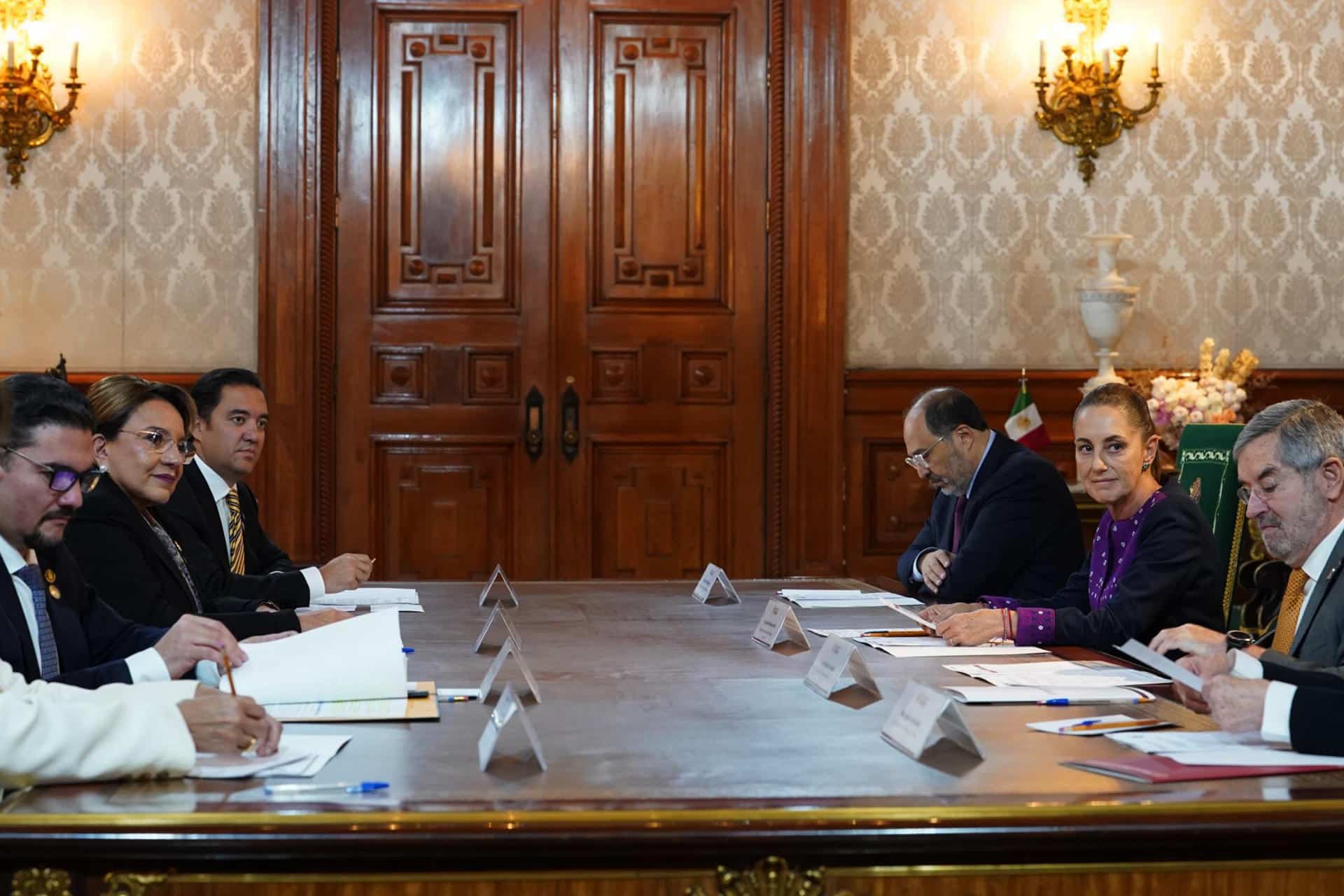 Fotografía cedida por la Presidencia de México, de la mandataria mexicana Claudia Sheinbaum (c-d) y la presidenta de Honduras, Xiomara Castro (c-i) durante una reunión de trabajo este martes en el Palacio Nacional en Ciudad de México (México). EFE/ Presidencia de México /SOLO USO EDITORIAL/ NO VENTAS/ SOLO DISPONIBLE PARA ILUSTRAR LA NOTICIA QUE ACOMPAÑA (CRÉDITO OBLIGATORIO)