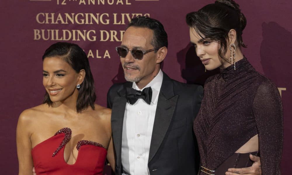 La actriz estadounidense Eva Longoria (i), el músico estadounidense Marc Anthony (c), y su esposa Nadia Ferreira, posan este 5 de noviembre de 2025, en Nueva York (Estados Unidos). EFE/ Angel Colmenares