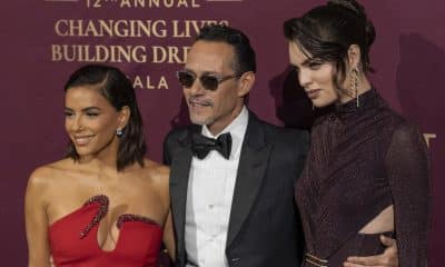 La actriz estadounidense Eva Longoria (i), el músico estadounidense Marc Anthony (c), y su esposa Nadia Ferreira, posan este 5 de noviembre de 2025, en Nueva York (Estados Unidos). EFE/ Angel Colmenares