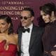La actriz estadounidense Eva Longoria (i), el músico estadounidense Marc Anthony (c), y su esposa Nadia Ferreira, posan este 5 de noviembre de 2025, en Nueva York (Estados Unidos). EFE/ Angel Colmenares
