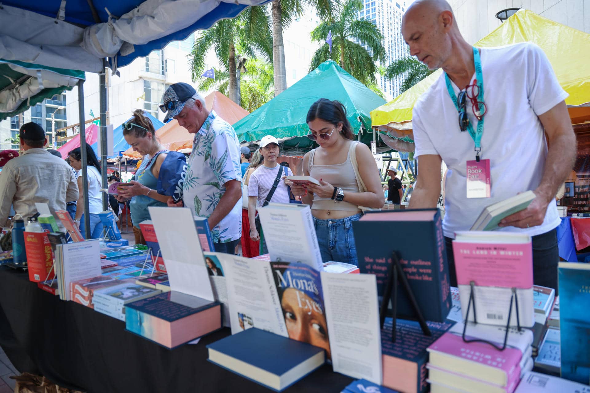 Personas recorren la 42 edición de la Feria del Libro de Miami (Miami Book Fair) este sábado, en el Wolfson Campus del Miami Dade College (MDC) en Miami (EE.UU.). EFE/ Giorgio Viera
