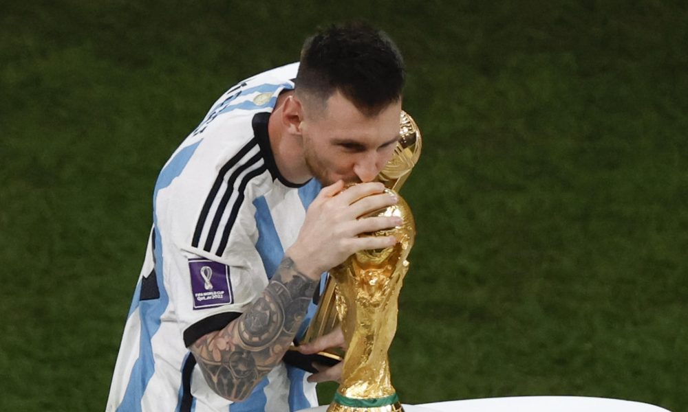 Lionel Messi de Argentina besa el trofeo de la Copa Mundial de Fútbol Qatar 2022, tras imponerse Argentina a Francia la final disputada en el estadio de Lusail (Catar). EFE/ Alberto Estevez