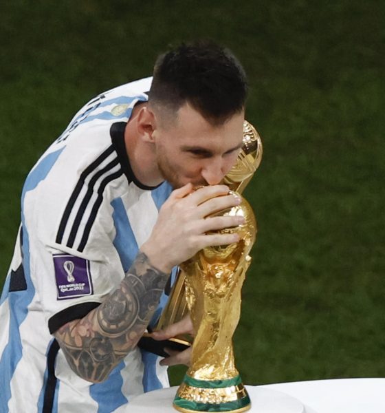 Lionel Messi de Argentina besa el trofeo de la Copa Mundial de Fútbol Qatar 2022, tras imponerse Argentina a Francia la final disputada en el estadio de Lusail (Catar). EFE/ Alberto Estevez