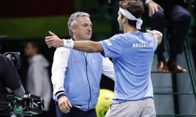 El tenista argentino Tomás Martín Etcheverry (d) celebra su victoria en el primer partido de la eliminatoria contra Alemania, correspondiente a la Final a 8 de la Copa Davis, que se disputa en Bolonia. EFE/ ELISABETTA BARACCHI
