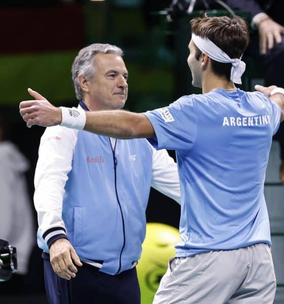 El tenista argentino Tomás Martín Etcheverry (d) celebra su victoria en el primer partido de la eliminatoria contra Alemania, correspondiente a la Final a 8 de la Copa Davis, que se disputa en Bolonia. EFE/ ELISABETTA BARACCHI
