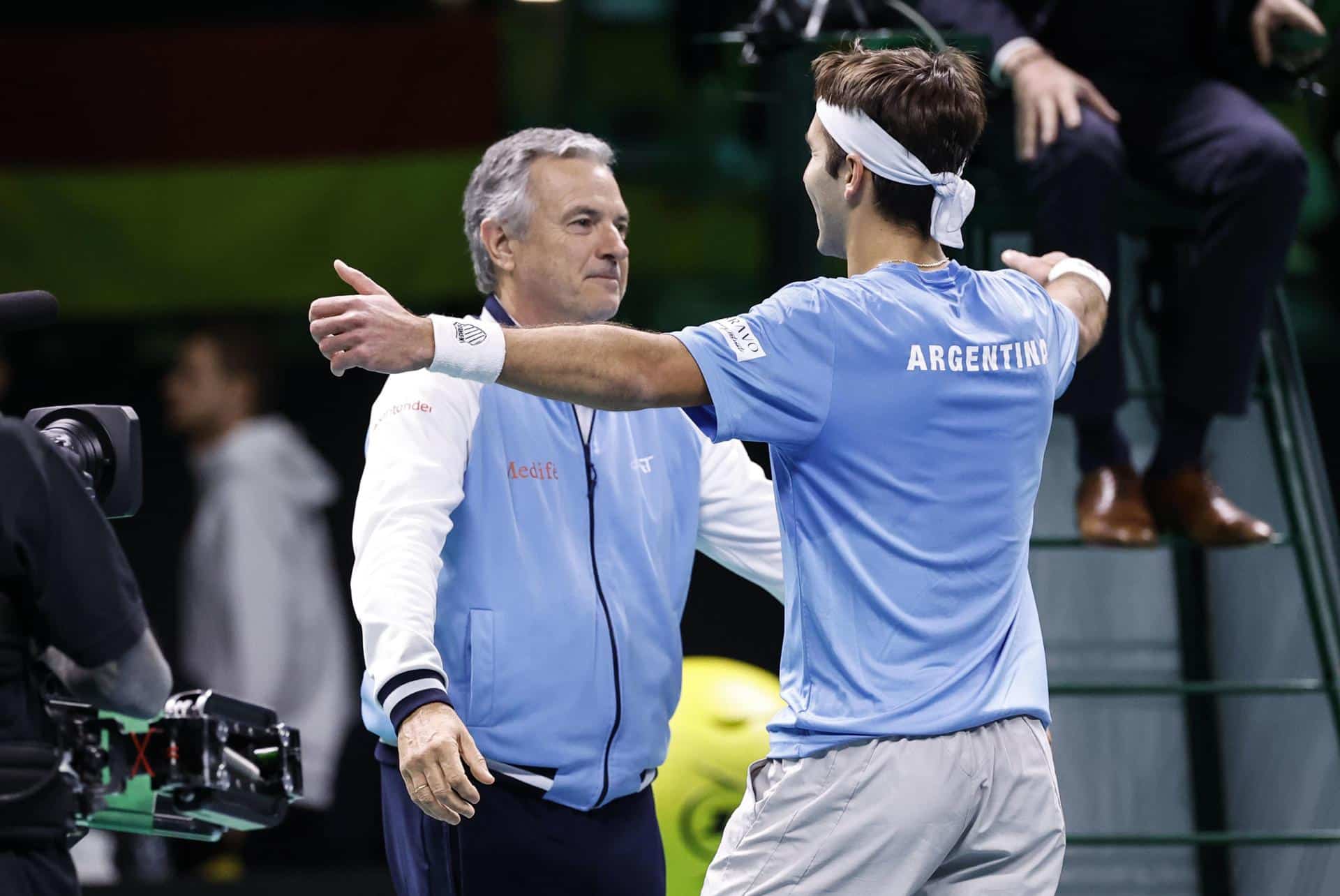 El tenista argentino Tomás Martín Etcheverry (d) celebra su victoria en el primer partido de la eliminatoria contra Alemania, correspondiente a la Final a 8 de la Copa Davis, que se disputa en Bolonia. EFE/ ELISABETTA BARACCHI