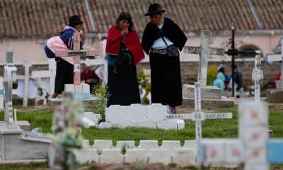 Indígenas visitan un cementerio con motivo del Día de Muertos este domingo, en Punín, provincia de Chimborazo (Ecuador). EFE/ José Jácome