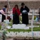 Indígenas visitan un cementerio con motivo del Día de Muertos este domingo, en Punín, provincia de Chimborazo (Ecuador). EFE/ José Jácome