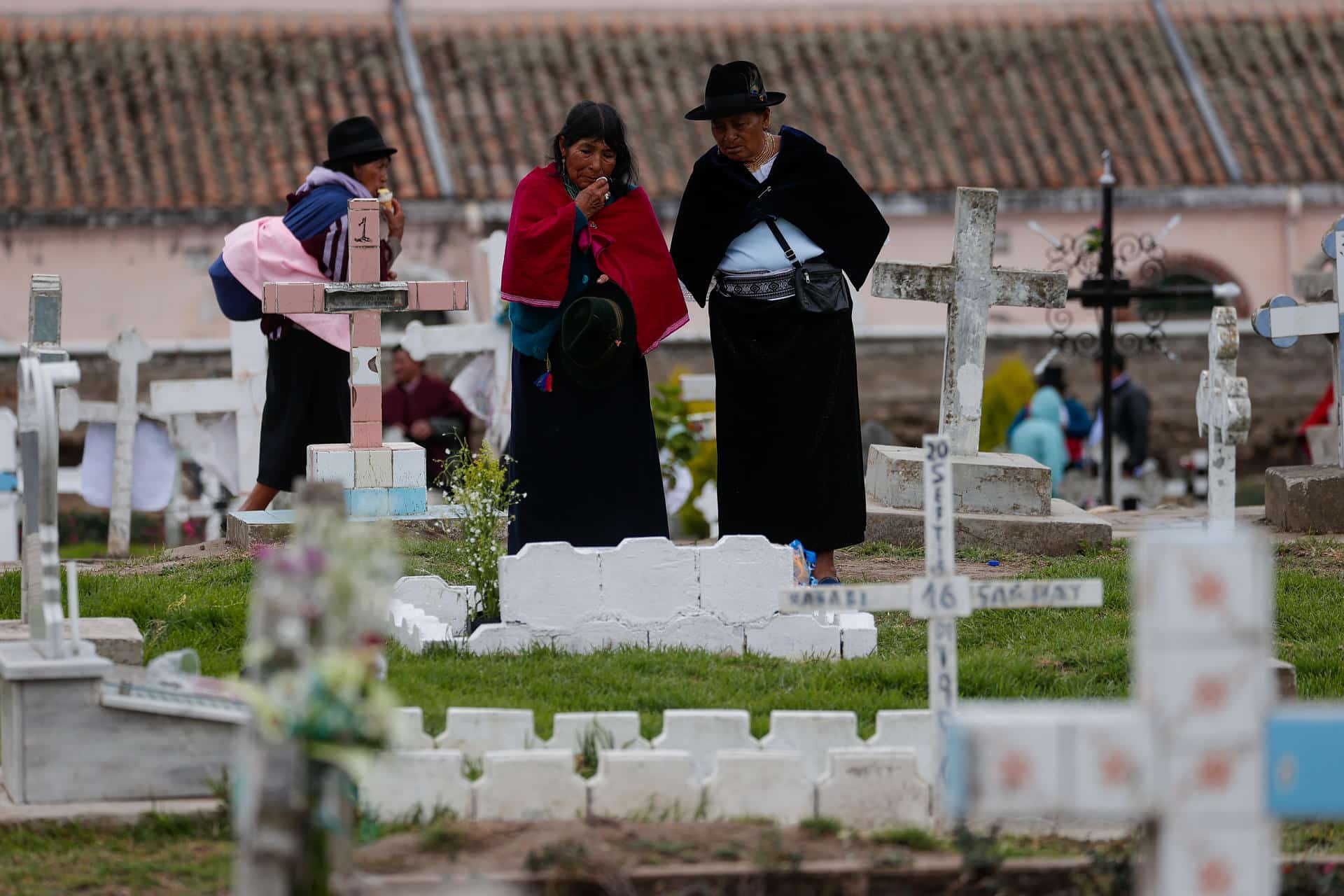 Indígenas visitan un cementerio con motivo del Día de Muertos este domingo, en Punín, provincia de Chimborazo (Ecuador). EFE/ José Jácome