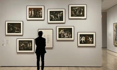 Una persona observa obras del pintor poeta y escultor cubano Wifredo Lam durante una visita previa a la exposición 'Wilfredo Lam: Cuando no duermo, sueño' este miércoles, en el Museo de Arte Moderno (MoMA) de Nueva York (Estados Unidos). EFE/Nora Quintanilla