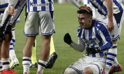 El centrocampista de la Real Sociedad Ander Barrenetxea celebra su gol, tercero del equipo vasco, durante el partido de la jornada 13 de LaLiga entre el Osasuna y la Real Sociedad, este sábado en El Sadar. EFE/Jesús Diges