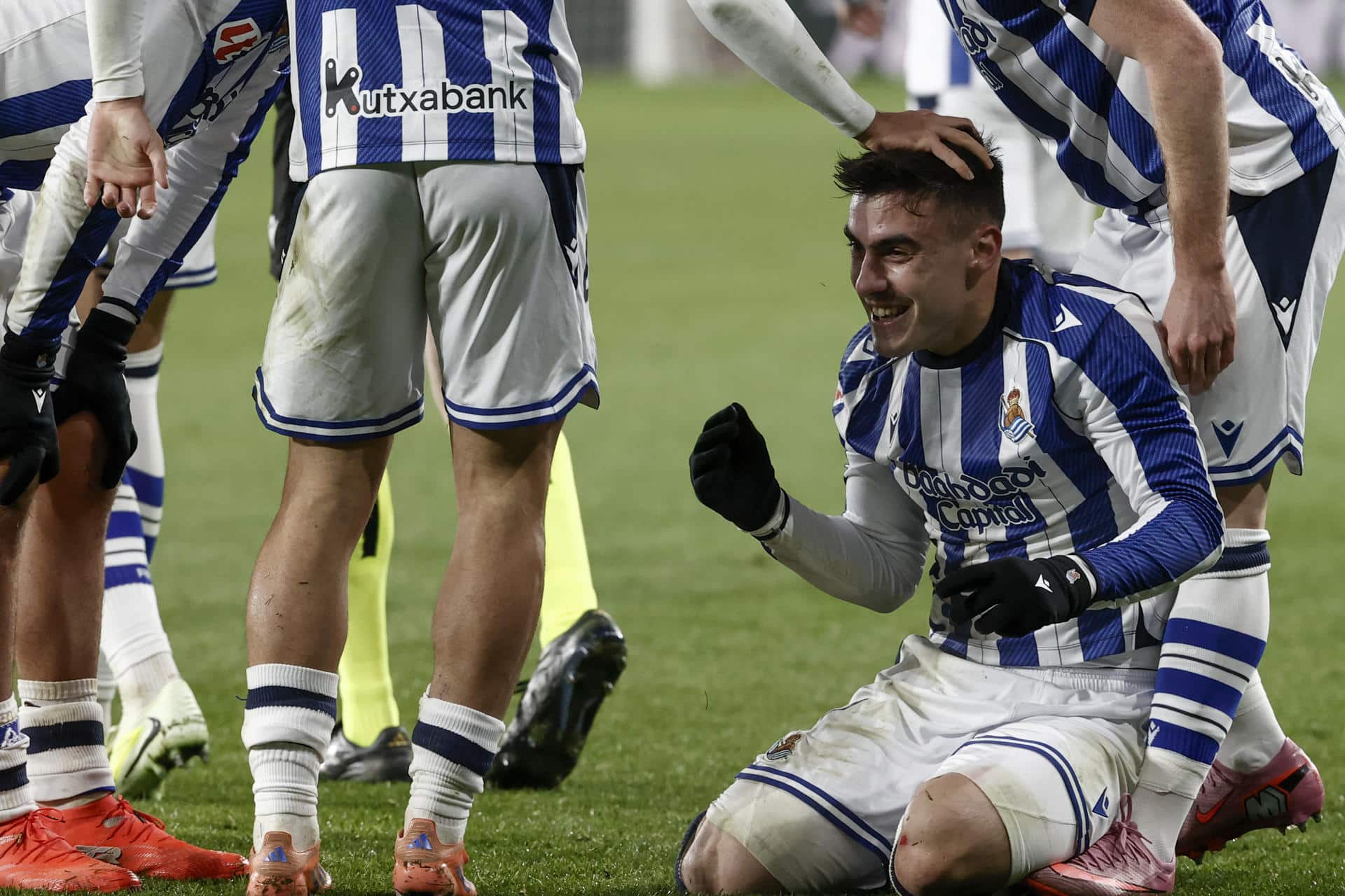 El centrocampista de la Real Sociedad Ander Barrenetxea celebra su gol, tercero del equipo vasco, durante el partido de la jornada 13 de LaLiga entre el Osasuna y la Real Sociedad, este sábado en El Sadar. EFE/Jesús Diges