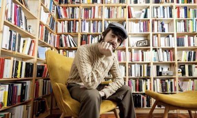 De ser músico callejero y no saber cómo ganarse la vida a vender más de 260.000 ejemplares -hasta ahora- de 'La península de las casas vacías' -la guerra civil contada a través del realismo mágico-, David Uclés pensaba que el 2024 había sido un gran año pero el 25 ha sido aún mejor. "Ha sido el año de mi vida", ha dicho a EFE. EFE/Editorial Siruela/Jeosm -SOLO USO EDITORIAL/SOLO DISPONIBLE PARA ILUSTRAR LA NOTICIA QUE ACOMPAÑA (CRÉDITO OBLIGATORIO)-