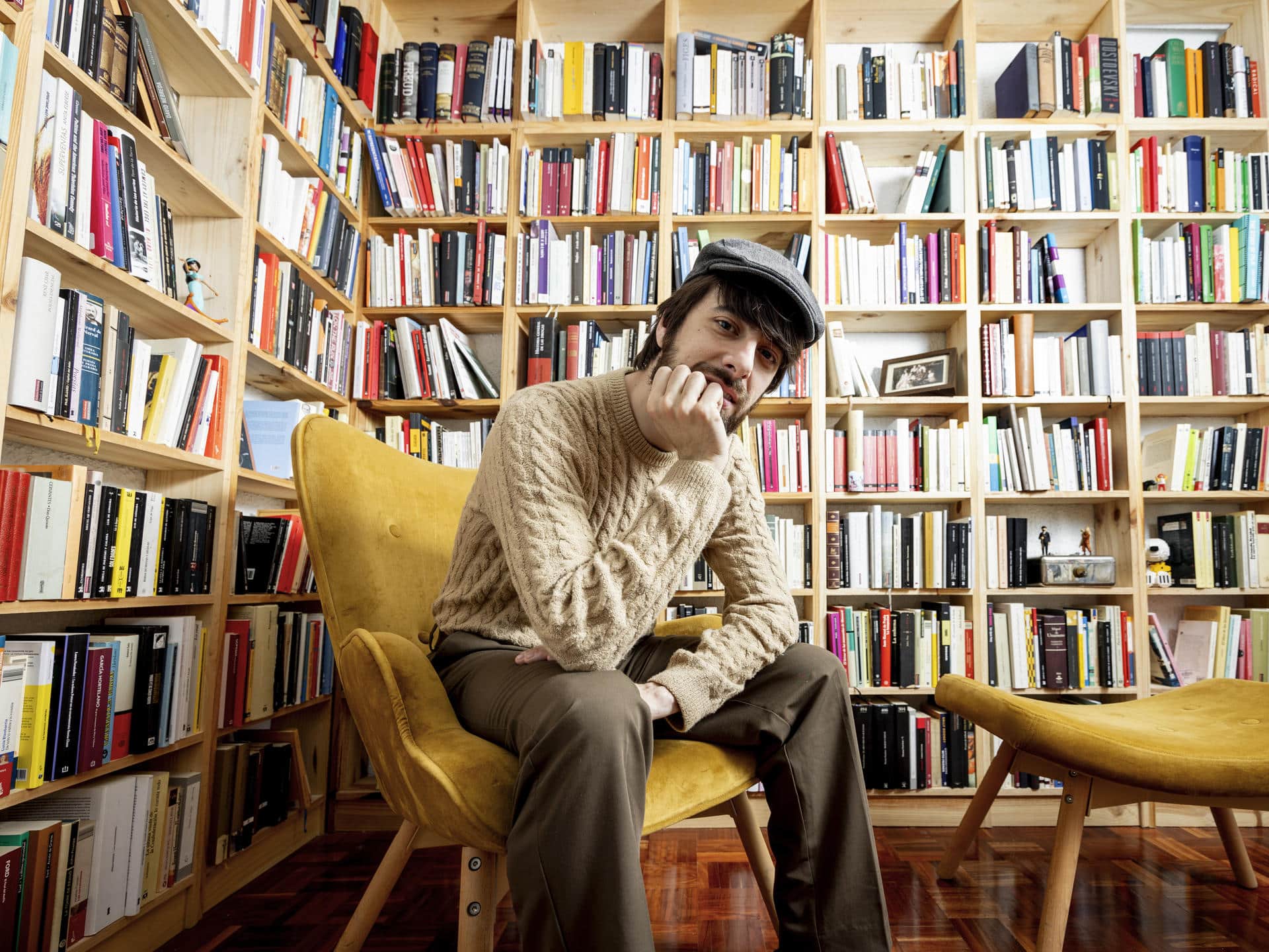 De ser músico callejero y no saber cómo ganarse la vida a vender más de 260.000 ejemplares -hasta ahora- de 'La península de las casas vacías' -la guerra civil contada a través del realismo mágico-, David Uclés pensaba que el 2024 había sido un gran año pero el 25 ha sido aún mejor. "Ha sido el año de mi vida", ha dicho a EFE. EFE/Editorial Siruela/Jeosm -SOLO USO EDITORIAL/SOLO DISPONIBLE PARA ILUSTRAR LA NOTICIA QUE ACOMPAÑA (CRÉDITO OBLIGATORIO)-