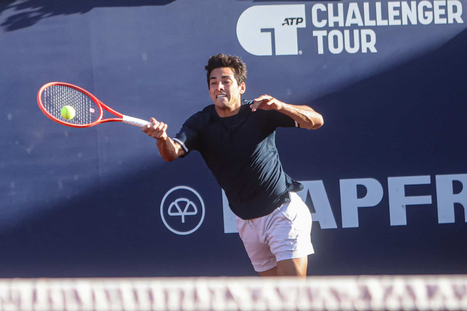 Cristian Garín, de Chile, se coronó campeón del Abierto de Uruguay en Montevideo. EFE/Gastón Britos