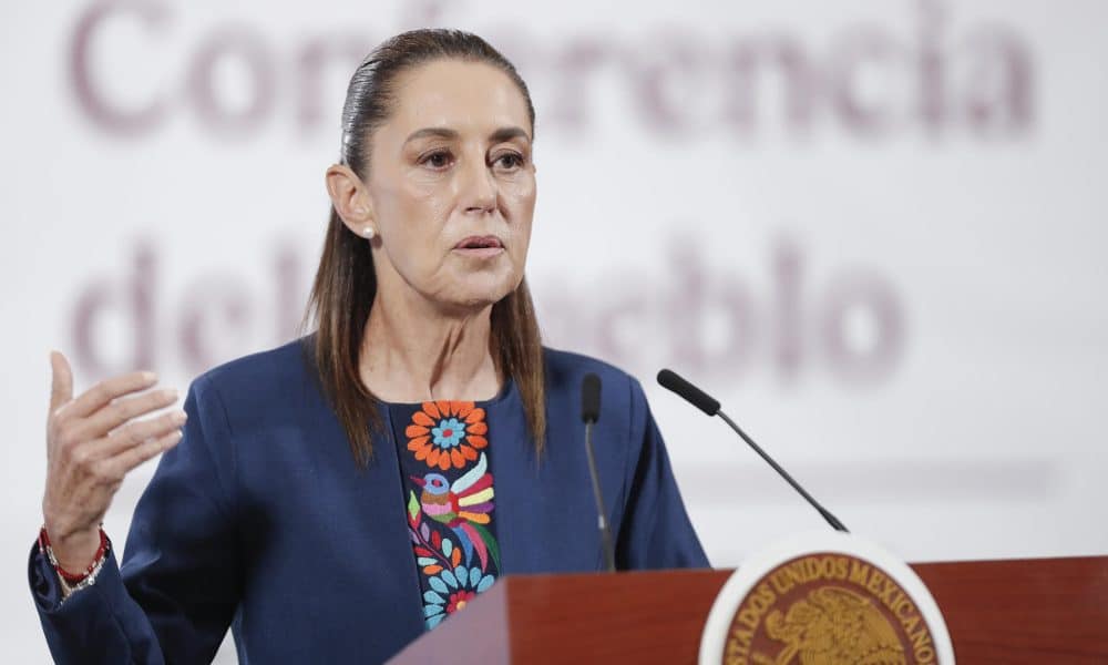 La presidenta de México, Claudia Sheinbaum, habla en una rueda de prensa este lunes, en el Palacio Nacional de Ciudad de México (México). EFE/ Isaac Esquivel