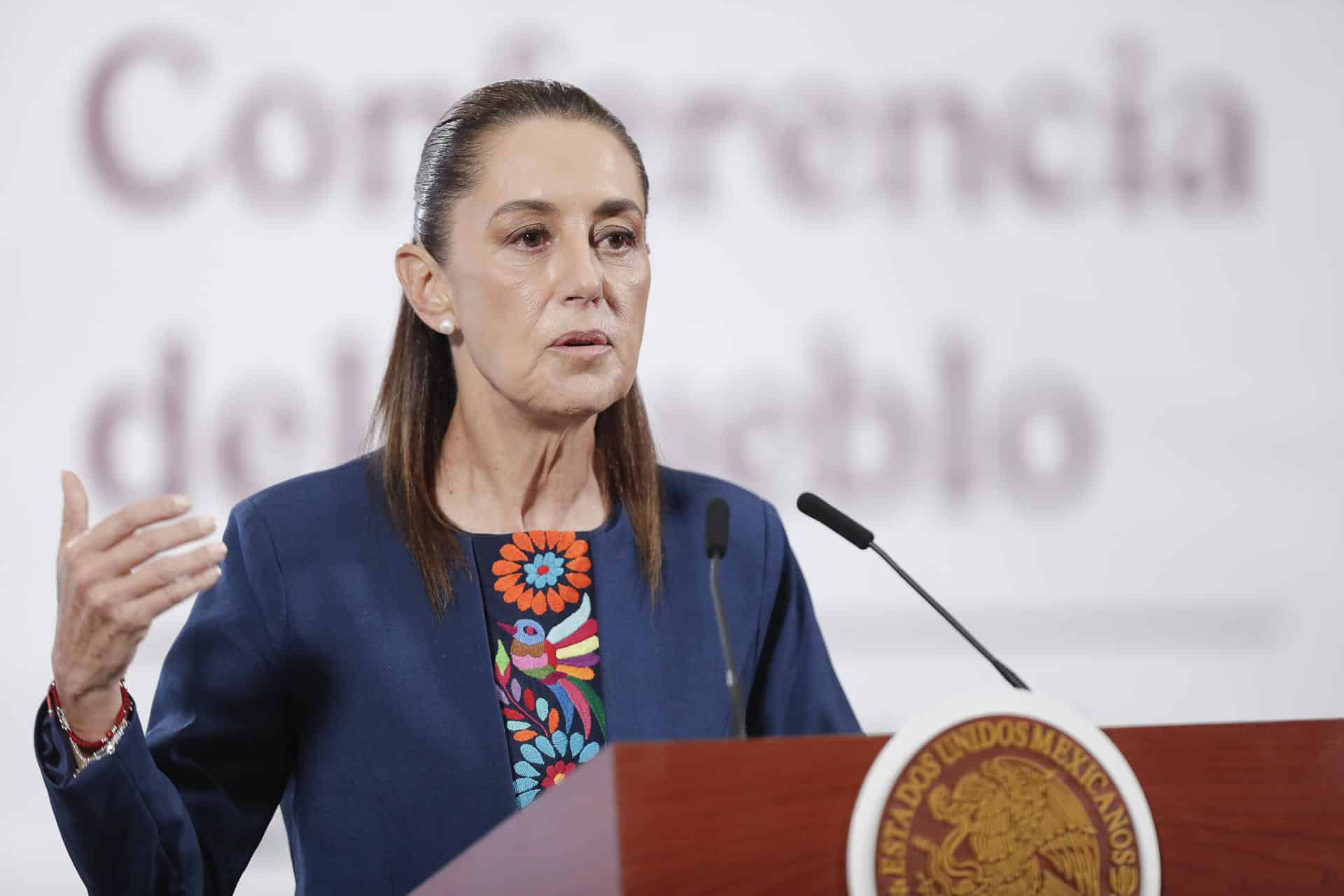La presidenta de México, Claudia Sheinbaum, habla en una rueda de prensa este lunes, en el Palacio Nacional de Ciudad de México (México). EFE/ Isaac Esquivel
