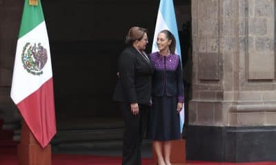 La presidenta de México, Claudia Sheinbaum (d), habla con su homóloga de Honduras, Xiomara Castro (i), este martes, durante una ceremonia de bienvenida en Palacio Nacional, en Ciudad de México (México). EFE/ José Méndez