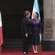 La presidenta de México, Claudia Sheinbaum (d), habla con su homóloga de Honduras, Xiomara Castro (i), este martes, durante una ceremonia de bienvenida en Palacio Nacional, en Ciudad de México (México). EFE/ José Méndez