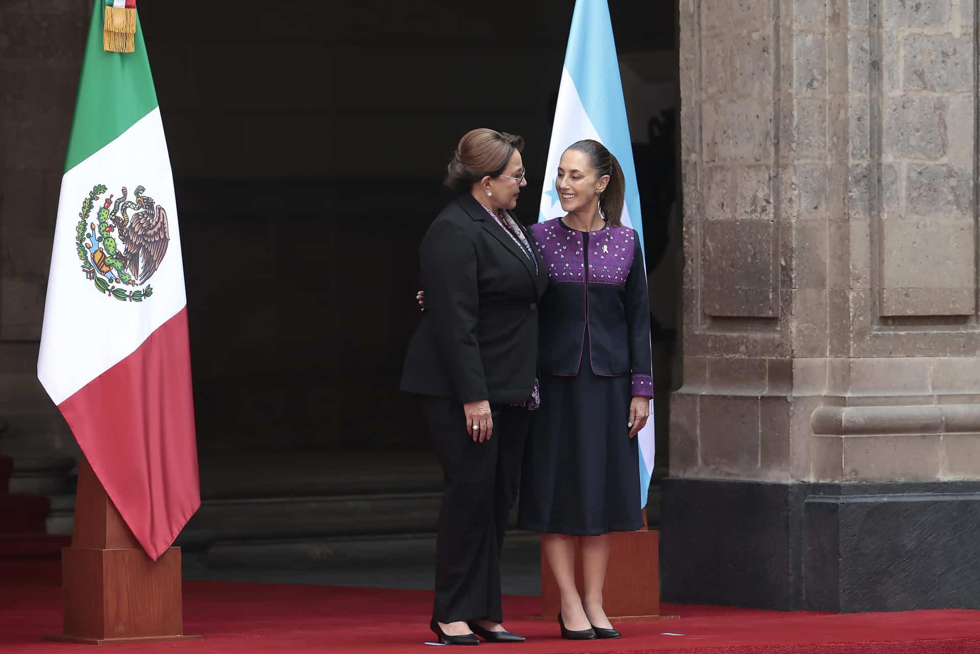 La presidenta de México, Claudia Sheinbaum (d), habla con su homóloga de Honduras, Xiomara Castro (i), este martes, durante una ceremonia de bienvenida en Palacio Nacional, en Ciudad de México (México). EFE/ José Méndez