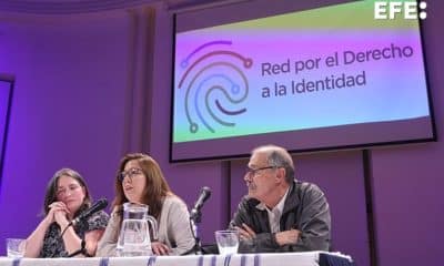 La nieta restituida Claudia Poblete (c) habla junto a la nieta restituida Macarena Gelman (i) y el padre de la nieta restituida Marcela Solsona, Carlos Solsona, durante un evento este 3 de noviembre de 2025, en Montevideo (Uruguay). EFE/ Gastón Britos