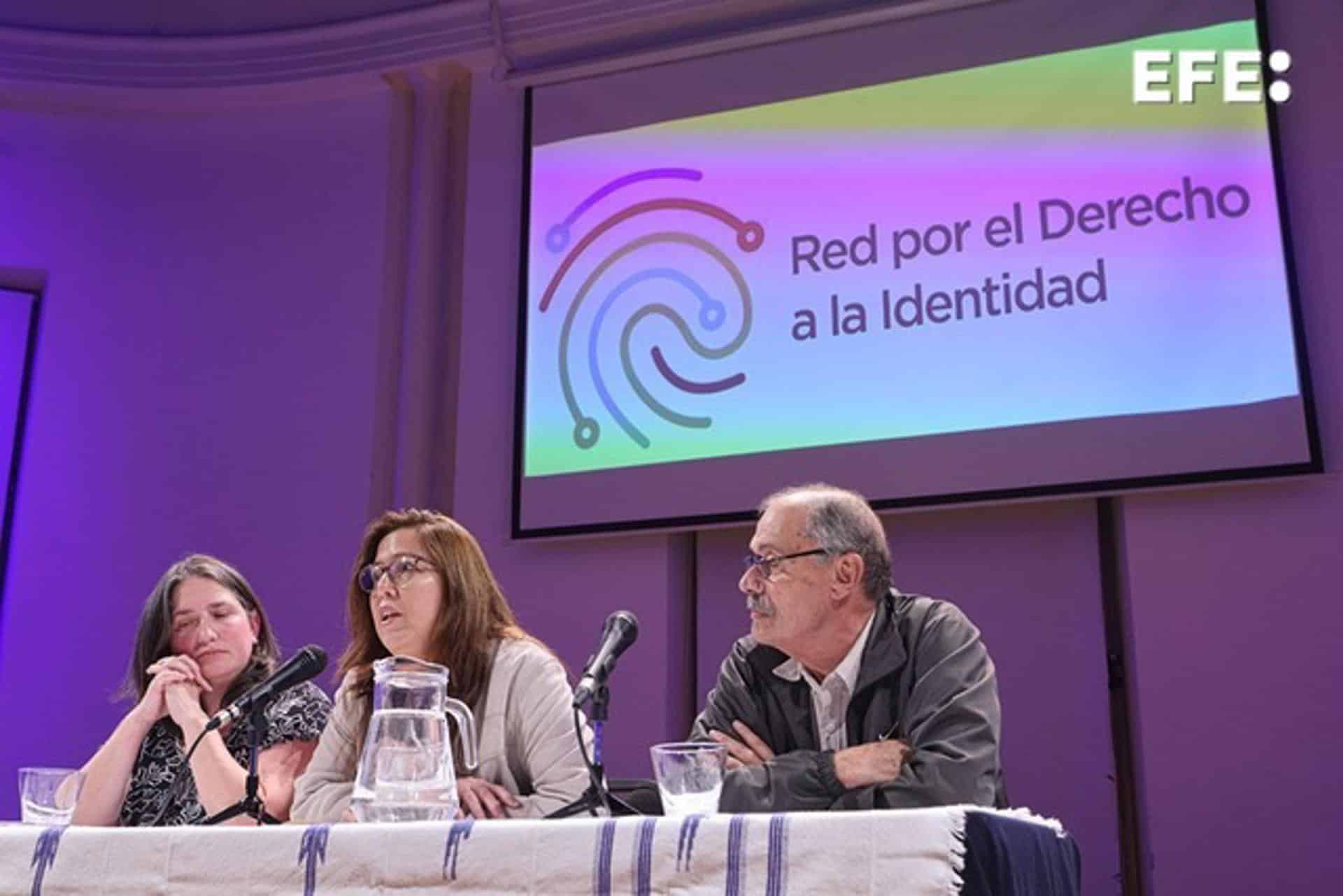 La nieta restituida Claudia Poblete (c) habla junto a la nieta restituida Macarena Gelman (i) y el padre de la nieta restituida Marcela Solsona, Carlos Solsona, durante un evento este 3 de noviembre de 2025, en Montevideo (Uruguay). EFE/ Gastón Britos