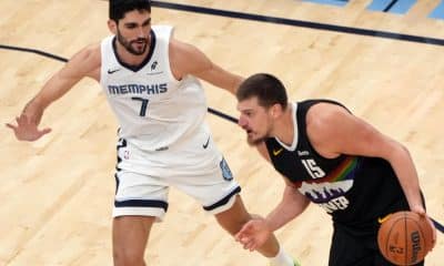 Nikola Jokic (d), de Denver Nuggets, con el balón defendido por el español Santi Aldama (i) de Memphis Grizzlies, en el partido que enfrentó a ambos equipos en el FedEx Forum en Memphis, Tennessee (Estados Unidos). EFE/ Karen Pulfer Focht