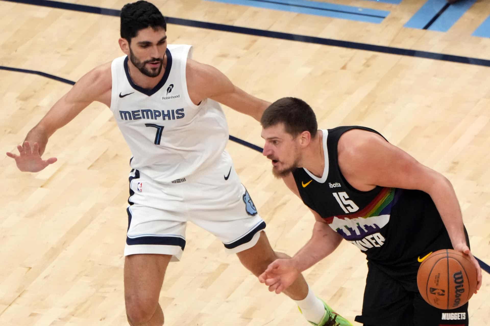 Nikola Jokic (d), de Denver Nuggets, con el balón defendido por el español Santi Aldama (i) de Memphis Grizzlies, en el partido que enfrentó a ambos equipos en el FedEx Forum en Memphis, Tennessee (Estados Unidos). EFE/ Karen Pulfer Focht