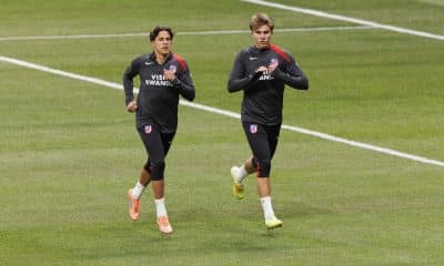Giuliano Simeone y Pablo Barrios, durante el entrenamiento. EFE/ Sergio Perez
