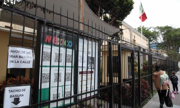 Fotografía donde se observa la fachada de la Embajada de México en Lima (Perú). EFE/ Paolo Aguilar