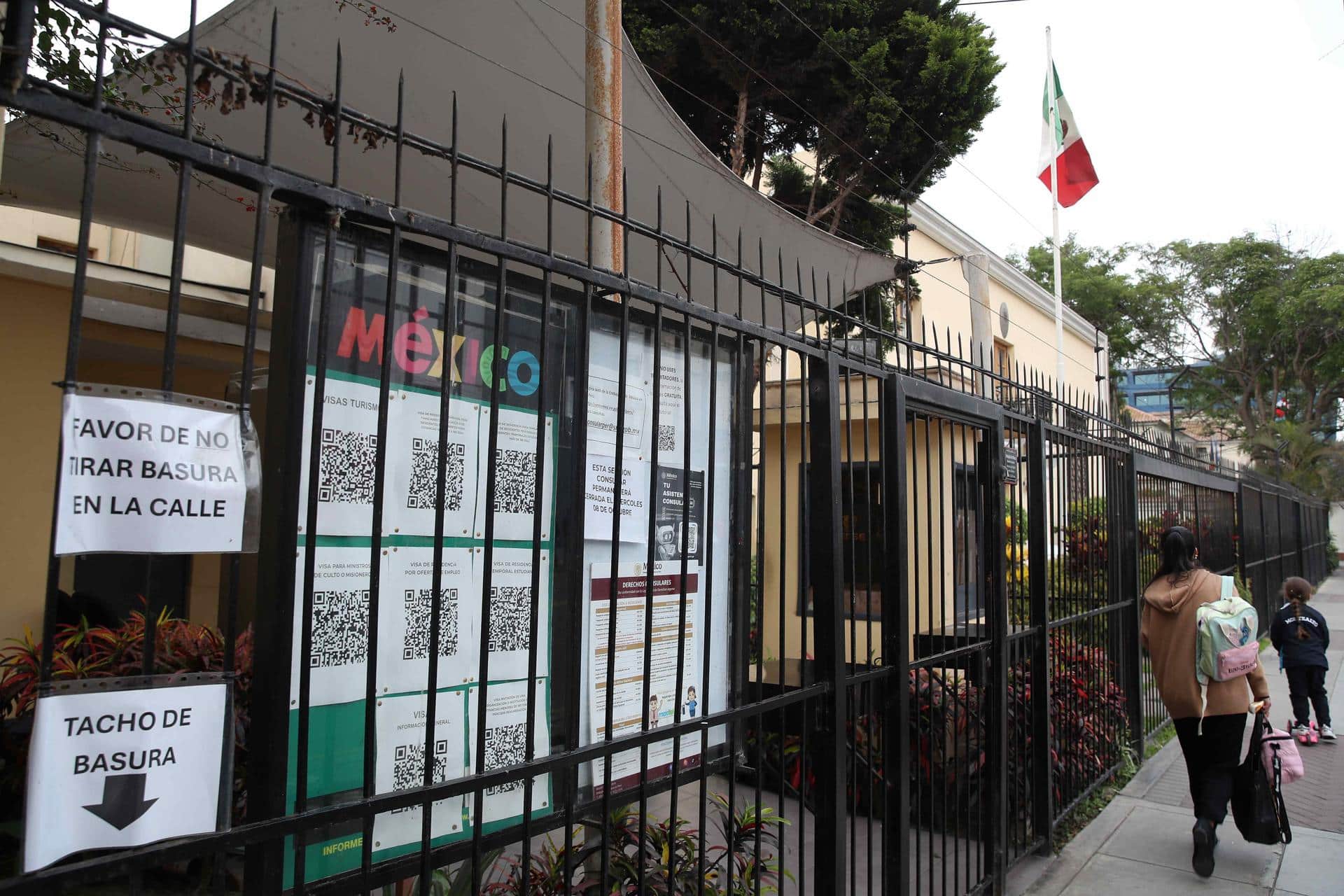 Fotografía donde se observa la fachada de la Embajada de México en Lima (Perú). EFE/ Paolo Aguilar