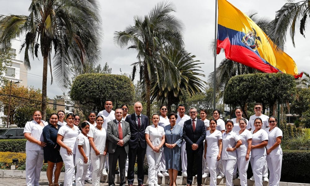 El embajador de Italia en Ecuador, Giovanni Rivoli (c-i), posa junto a la canciller de Ecuador, Gabriela Sommerfeld (c-d), este lunes, en Quito (Ecuador). EFE/José Jácome