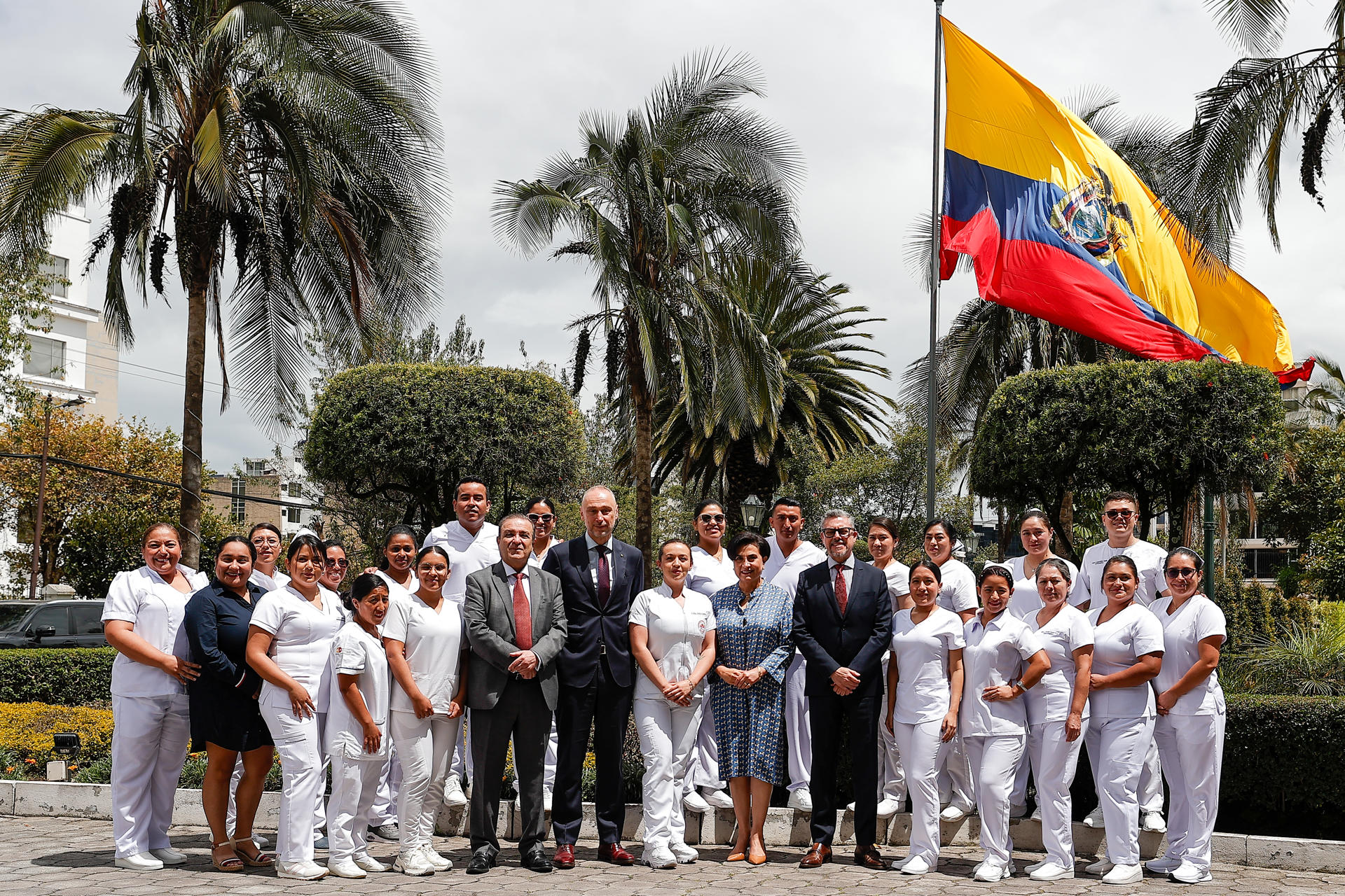 El embajador de Italia en Ecuador, Giovanni Rivoli (c-i), posa junto a la canciller de Ecuador, Gabriela Sommerfeld (c-d), este lunes, en Quito (Ecuador). EFE/José Jácome