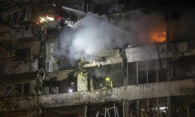 Rescatistas ucranianos trabajan en el lugar de un ataque ruso en un edificio residencial de nueve pisos en Kiev, Ucrania, el 25 de noviembre de 2025. EFE/EPA/MAXYM MARUSENKO