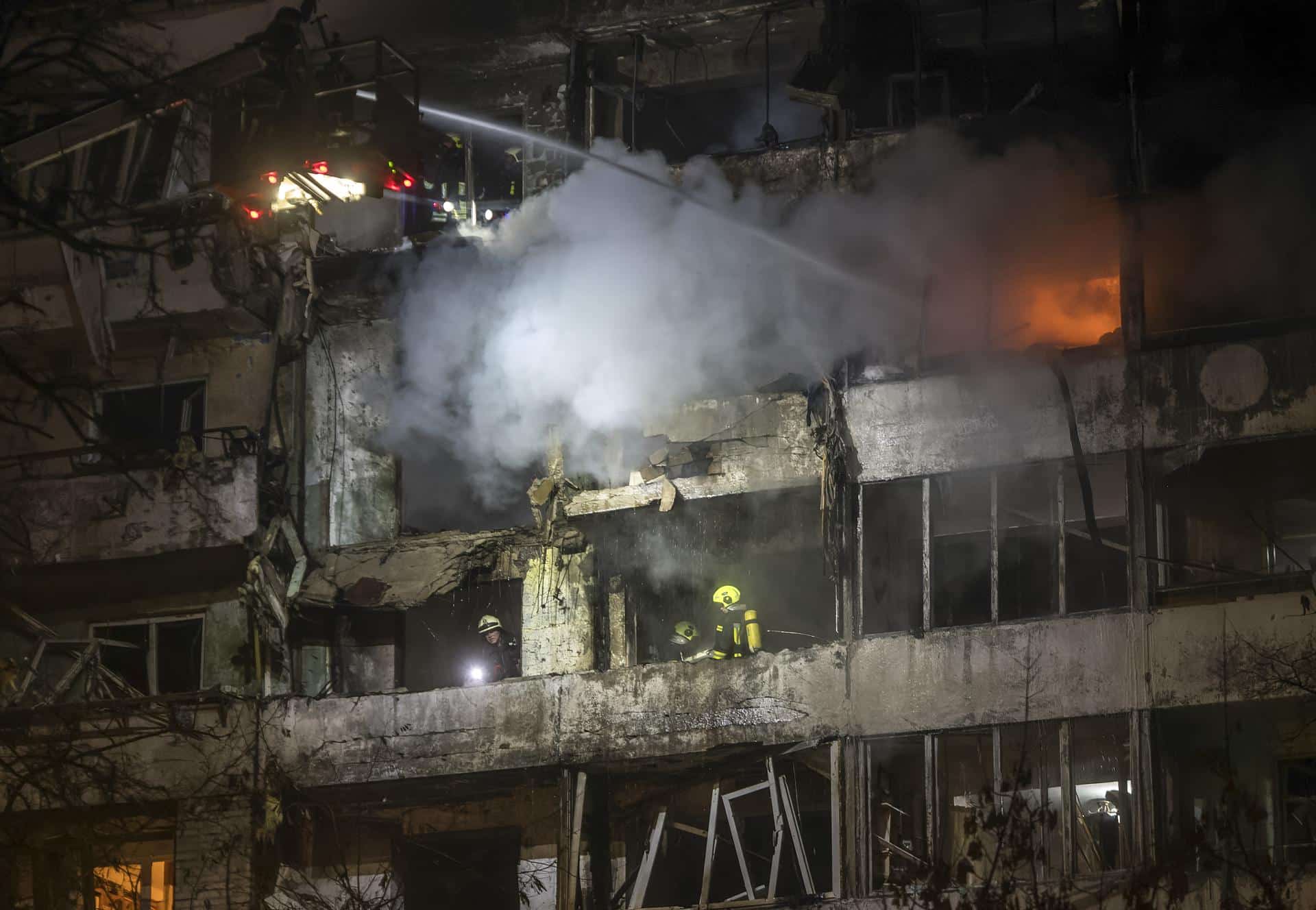 Rescatistas ucranianos trabajan en el lugar de un ataque ruso en un edificio residencial de nueve pisos en Kiev, Ucrania, el 25 de noviembre de 2025. EFE/EPA/MAXYM MARUSENKO