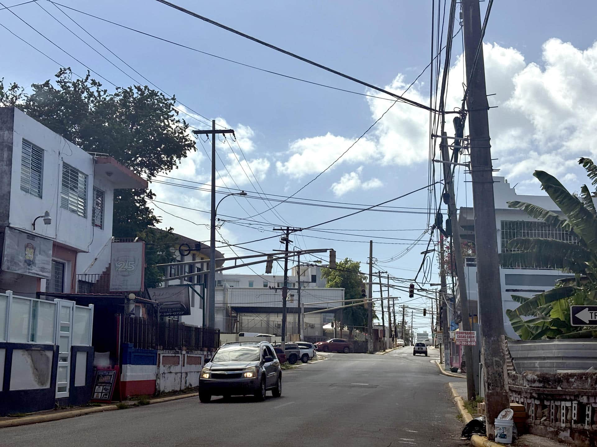 La gobernadora Jenniffer González anunció este jueves que el Departamento de Energía federal (DOE, en inglés) renovó dos órdenes de emergencia para continuar fortaleciendo la red eléctrica local y atender la creciente demanda energética y los riegos de la próxima temporada de huracanes. Fotografía de archivo. EFE/ Esther Alaejos