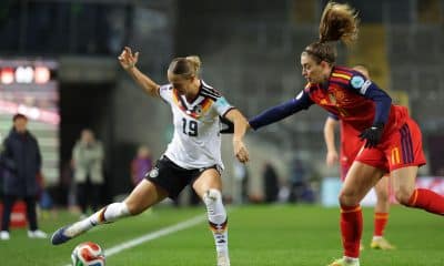 Klara Buehl (i) y Alexia Putellas (d) durante el partido de ida de la final de la Liga de Naciones entre Alemania y España en Kaiserslautern. EFE/EPA/CHRISTOPHER NEUNDORF