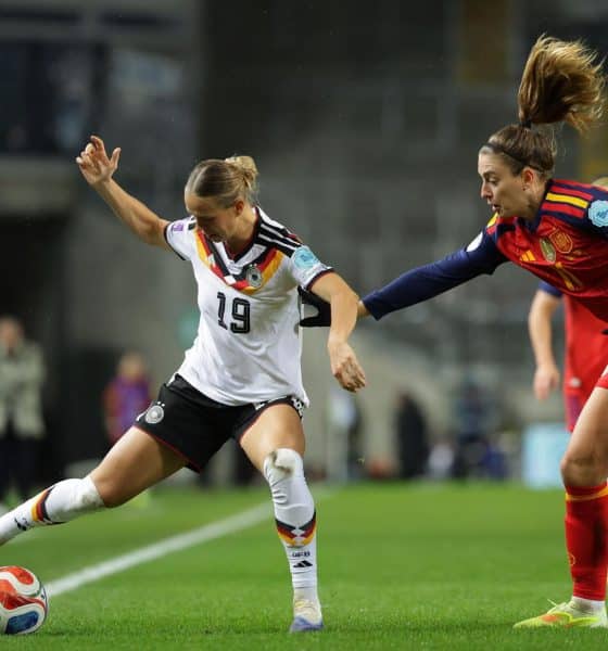 Klara Buehl (i) y Alexia Putellas (d) durante el partido de ida de la final de la Liga de Naciones entre Alemania y España en Kaiserslautern. EFE/EPA/CHRISTOPHER NEUNDORF