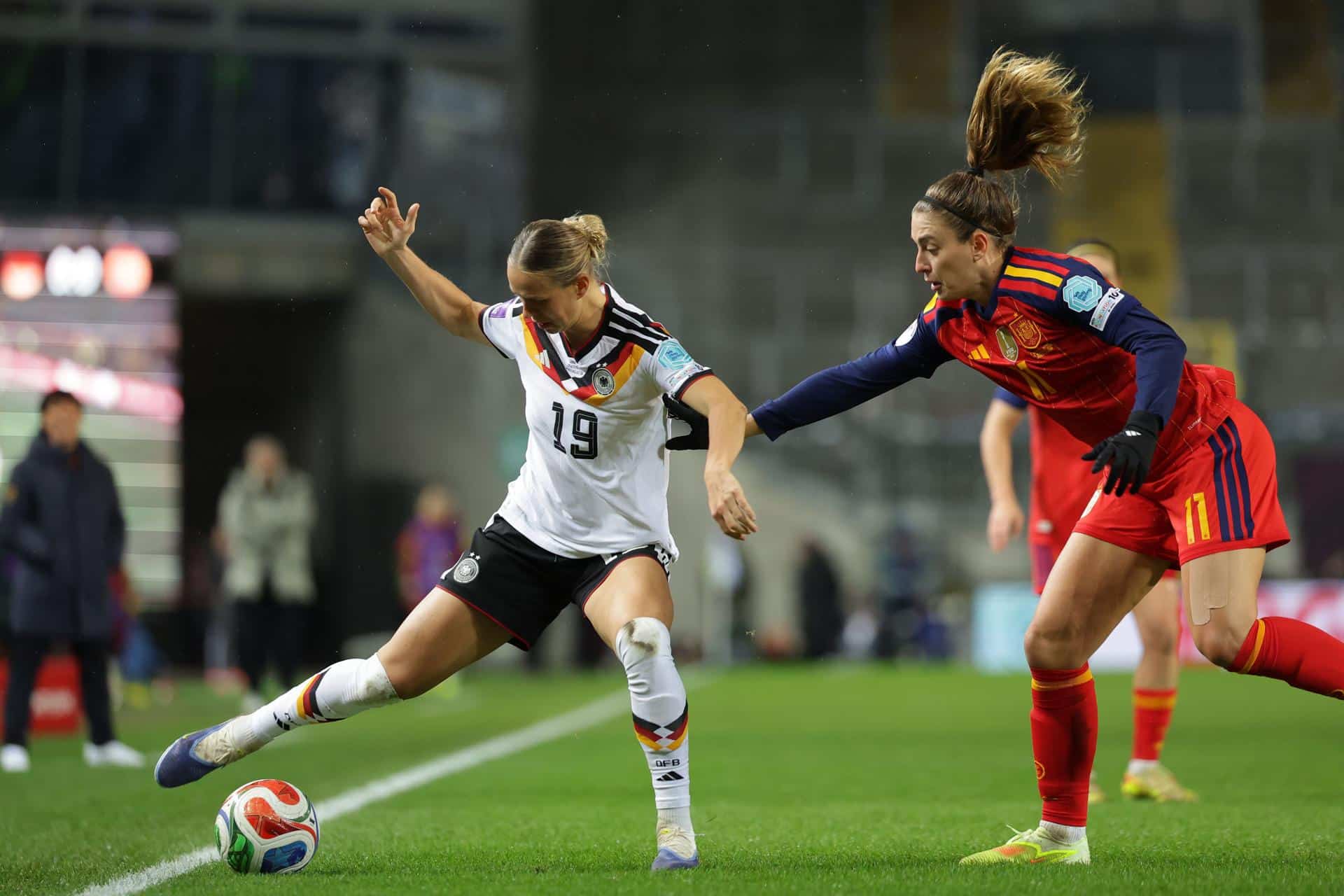Klara Buehl (i) y Alexia Putellas (d) durante el partido de ida de la final de la Liga de Naciones entre Alemania y España en Kaiserslautern. EFE/EPA/CHRISTOPHER NEUNDORF