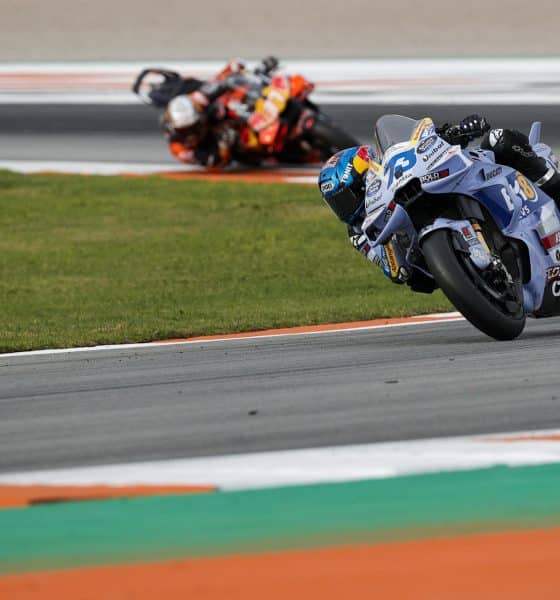 El piloto en la categoría de Moto GP, Alex Márquez, rueda seguido de Pedro Acosta durante la carrera "MotoGP Tissot Sprint" del Gran Premio de la Comunitat Valencia de MotoGP que se disputa este fin de semana en el Circuito Ricardo Tormo. EFE/Manuel Bruque