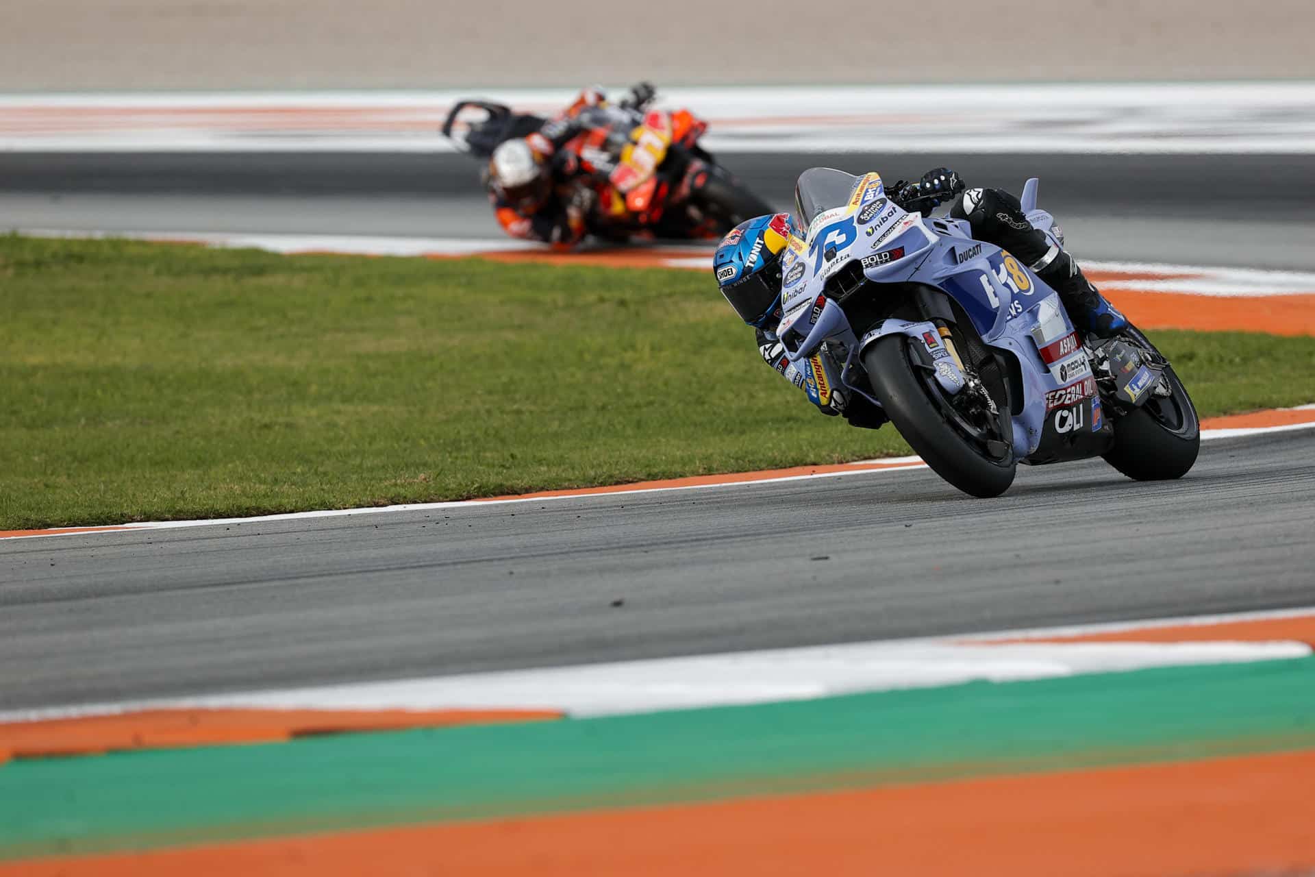 El piloto en la categoría de Moto GP, Alex Márquez, rueda seguido de Pedro Acosta durante la carrera "MotoGP Tissot Sprint" del Gran Premio de la Comunitat Valencia de MotoGP que se disputa este fin de semana en el Circuito Ricardo Tormo. EFE/Manuel Bruque