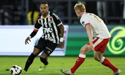 Fotografía del 28 de mayo de 2025 en la que se observa a Neymar (i), de Santos, al disputar un balón con Nicolás Seiwald, de RB Leipzig, en un partido en el estadio Cicero de Souza Marques en Sao Paulo (Brasil). EFE/Isaac Fontana