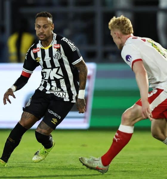 Fotografía del 28 de mayo de 2025 en la que se observa a Neymar (i), de Santos, al disputar un balón con Nicolás Seiwald, de RB Leipzig, en un partido en el estadio Cicero de Souza Marques en Sao Paulo (Brasil). EFE/Isaac Fontana