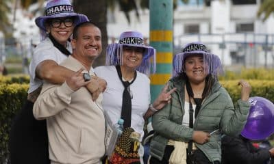 Seguidores de la cantante colombiana Shakira posan este sábado, en los exteriores del estadio Olímpico Atahualpa, en Quito (Ecuador). EFE/ José Jácome