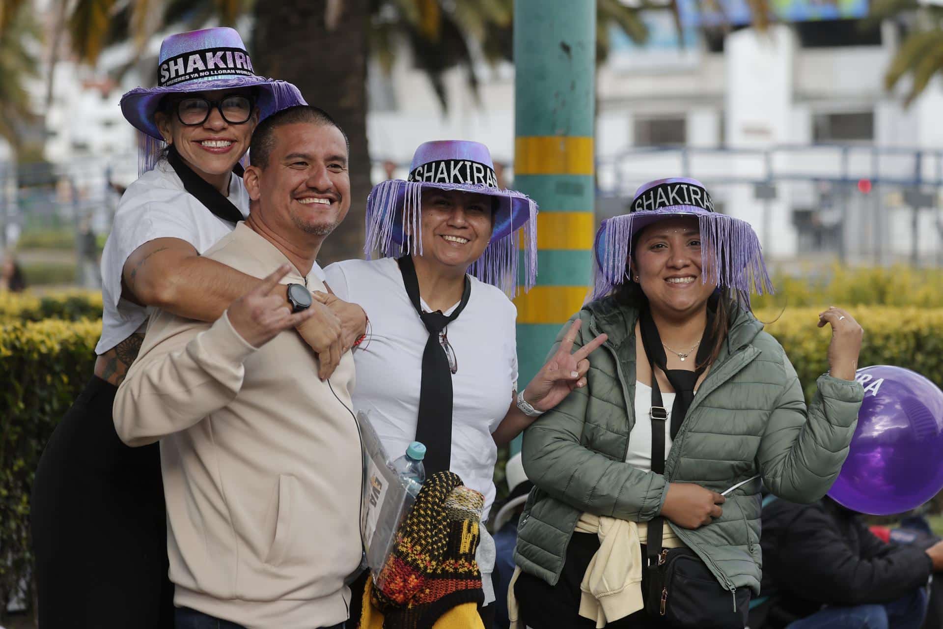 Seguidores de la cantante colombiana Shakira posan este sábado, en los exteriores del estadio Olímpico Atahualpa, en Quito (Ecuador). EFE/ José Jácome