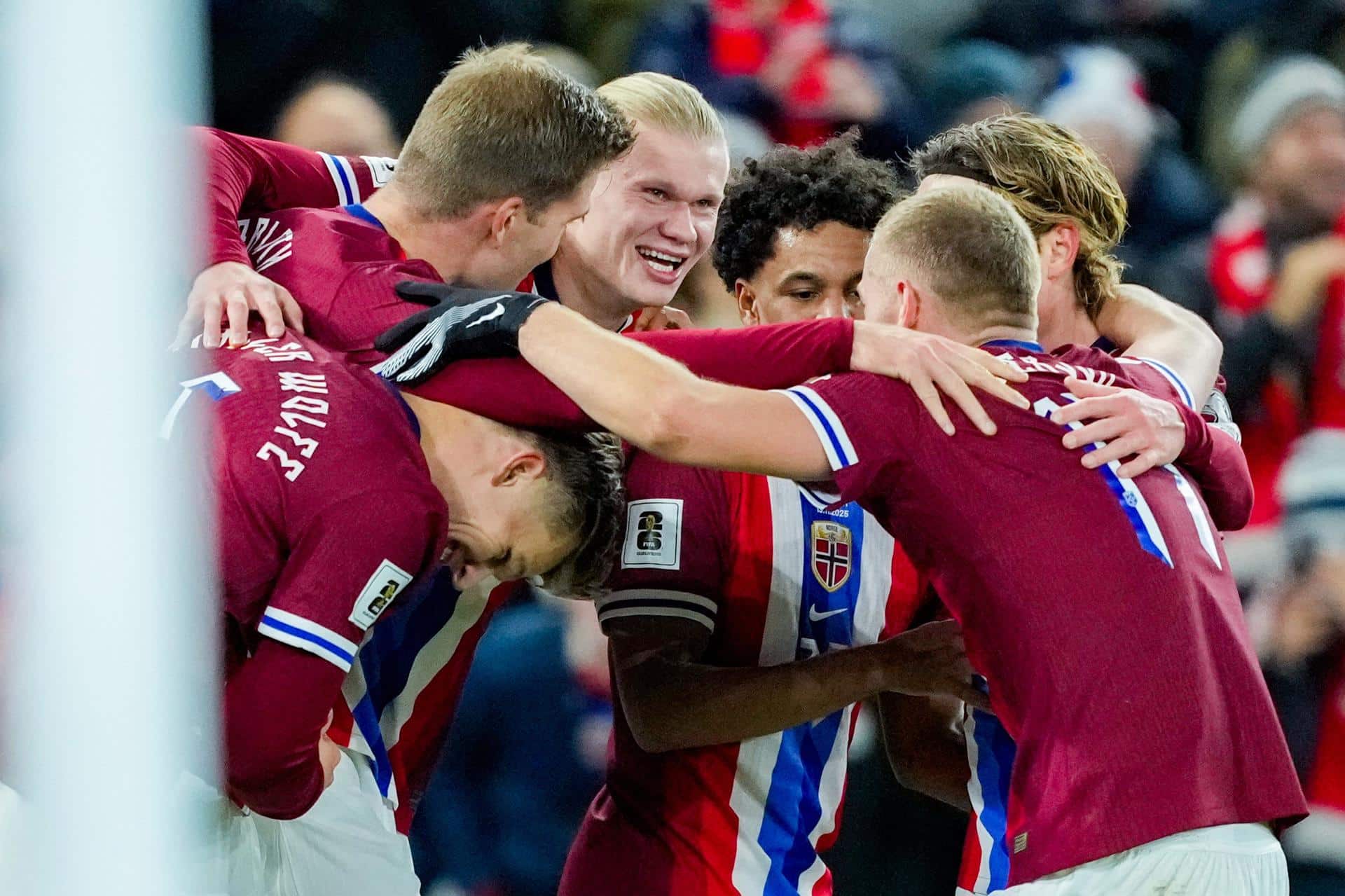 El delantero Erling Braut Haaland celebra con sus compañeros el 4-0 logrado por Noruega sobre Estonia en el partido correspondiente a la fase de clasificación europea para el Mundial 2026. EFE/ Fredrik Varfjell *NORWAY OUT*