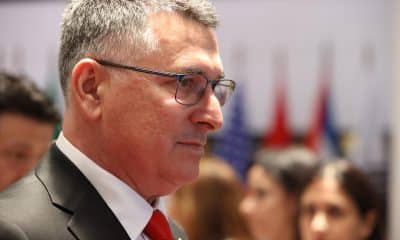 El ministro de Relaciones Exteriores de Israel, Gideon Saar, reacciona durante una declaración este lunes, en la Cancillería de Paraguay en Asunción (Paraguay). EFE/ Juan Pablo Pino