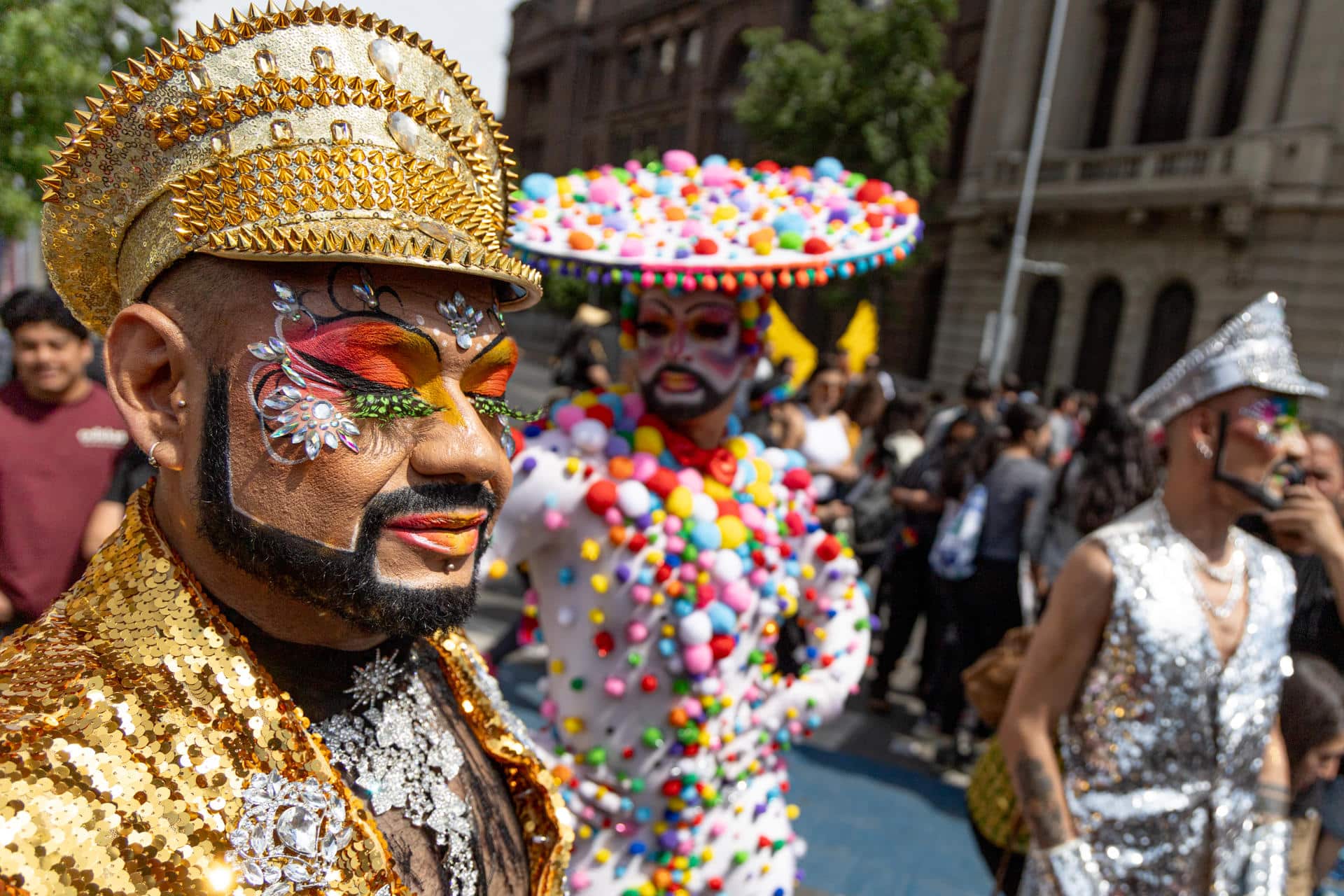 Una persona posa durante la edición18 de la Santiago Parade "por la igualdad LGTBIQ+ y contra los discursos de odio y la ultraderecha este sábado, en Santiago (Chile). EFE/ Ailen Díaz